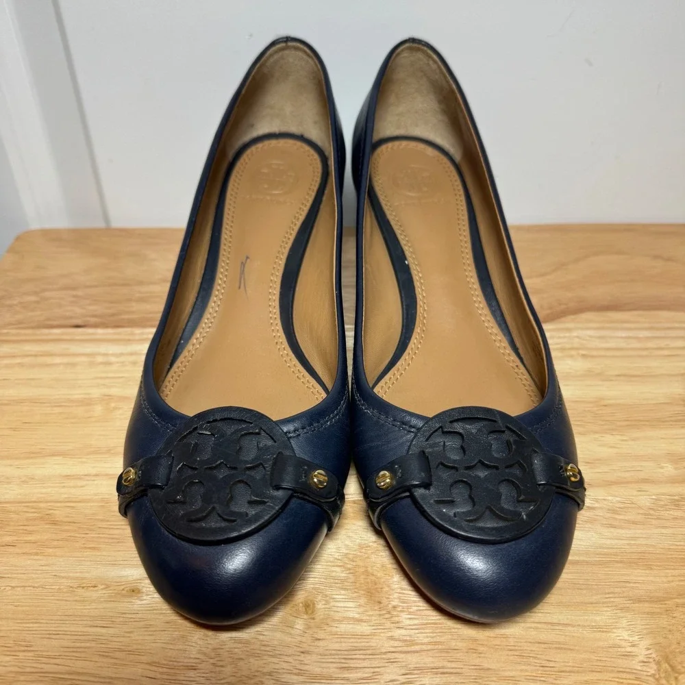 Tory Burch Navy Blue Leather Block Heel Logo Medallion Pumps 57985 Womens 8M